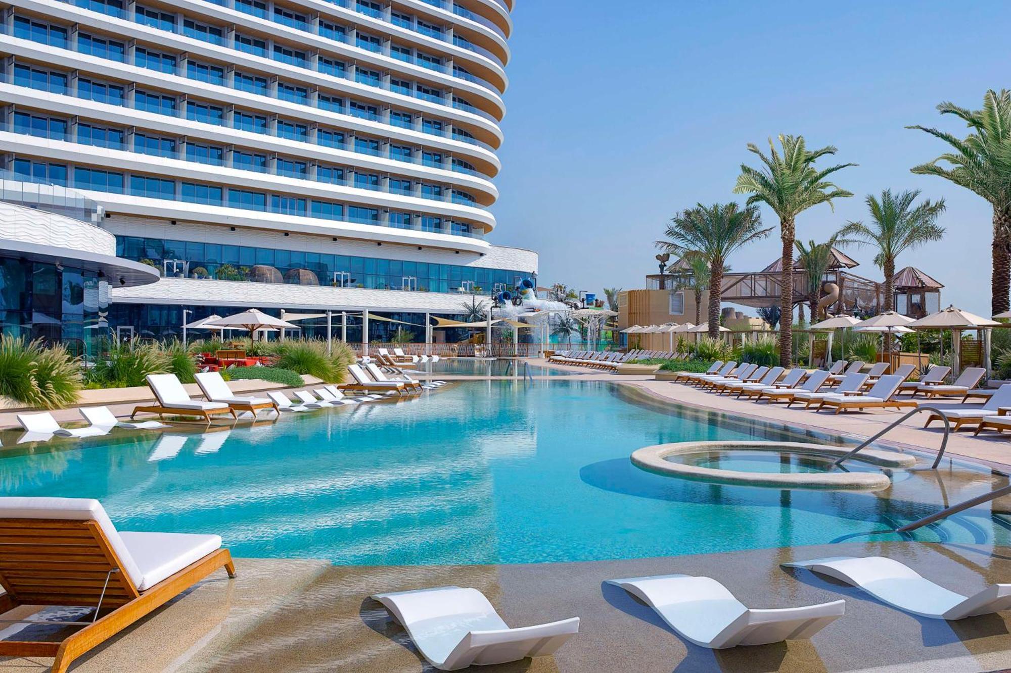 Waldorf Astoria Doha Lusail Bagian luar foto The pool at the hotel