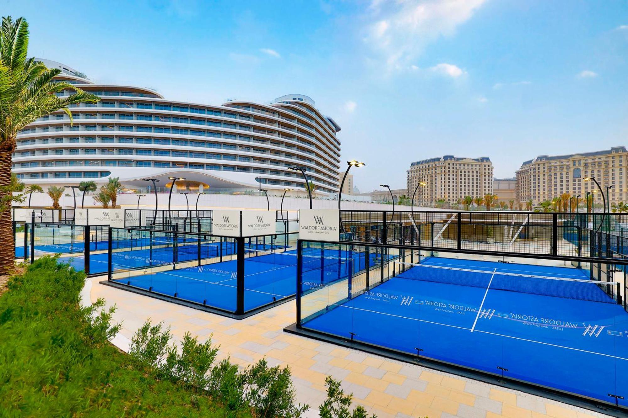 Waldorf Astoria Doha Lusail Bagian luar foto The paddle tennis courts at the complex