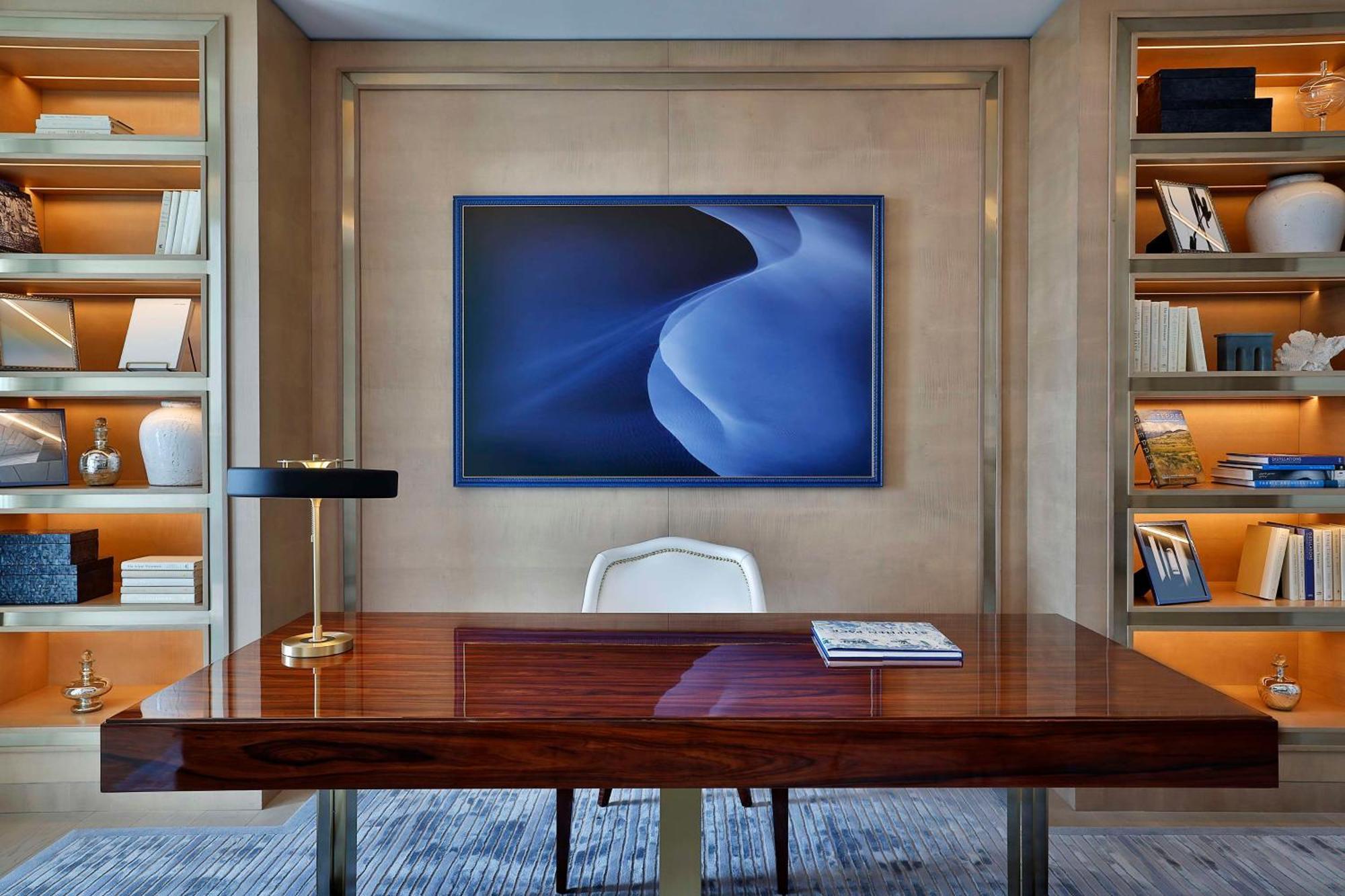 Waldorf Astoria Doha Lusail Bagian luar foto A work space in a suite at The Ritz-Carlton, Boston