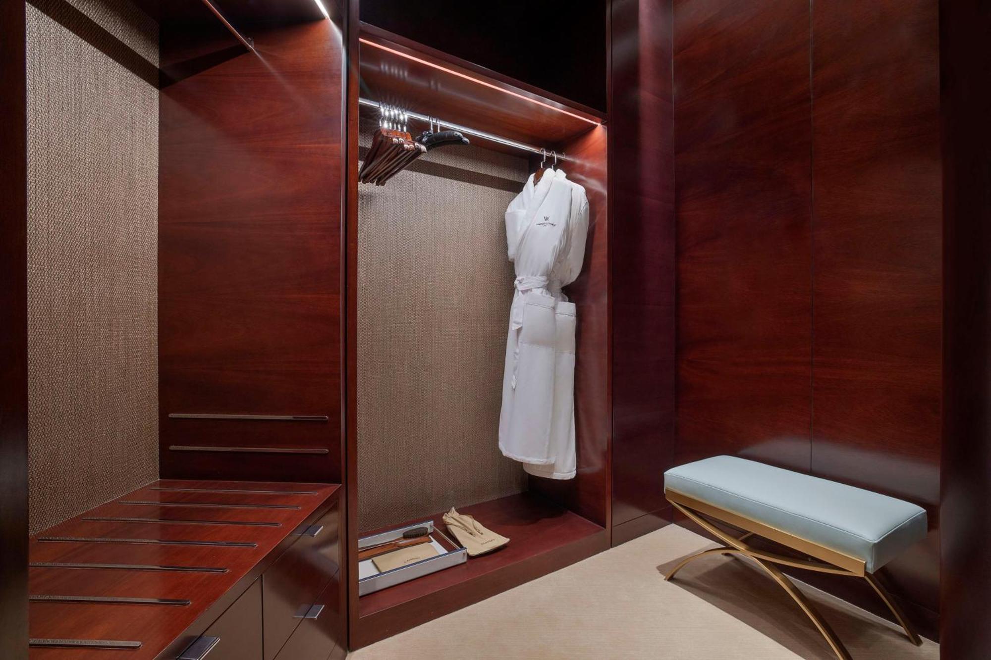 Waldorf Astoria Doha Lusail Bagian luar foto A bathrobe in a hotel room