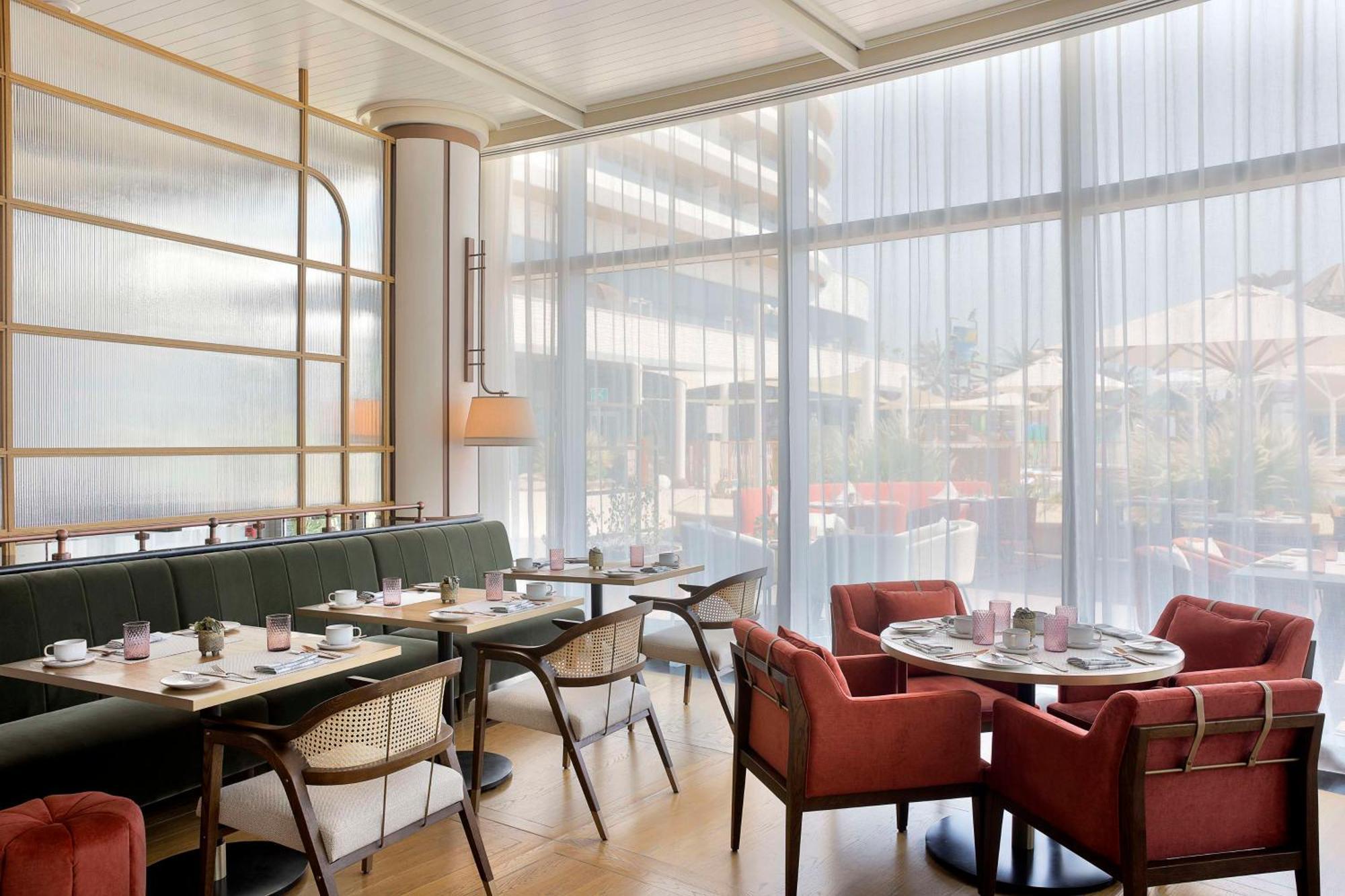 Waldorf Astoria Doha Lusail Bagian luar foto The interior of the restaurant