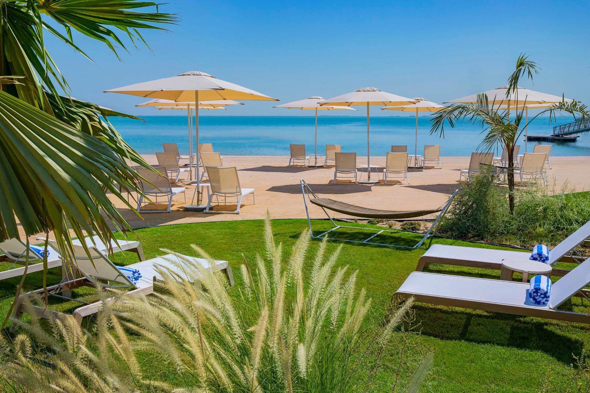 Waldorf Astoria Doha Lusail Bagian luar foto Beach at the Four Seasons Resort