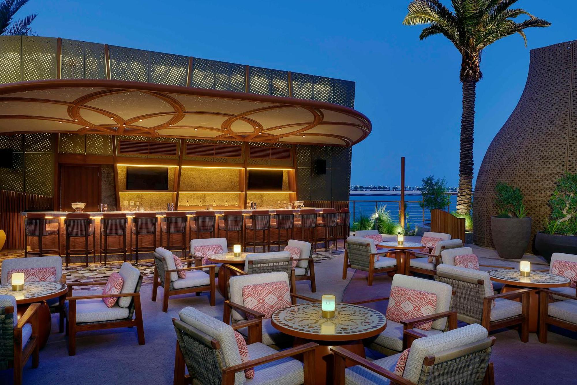 Waldorf Astoria Doha Lusail Bagian luar foto The Bar