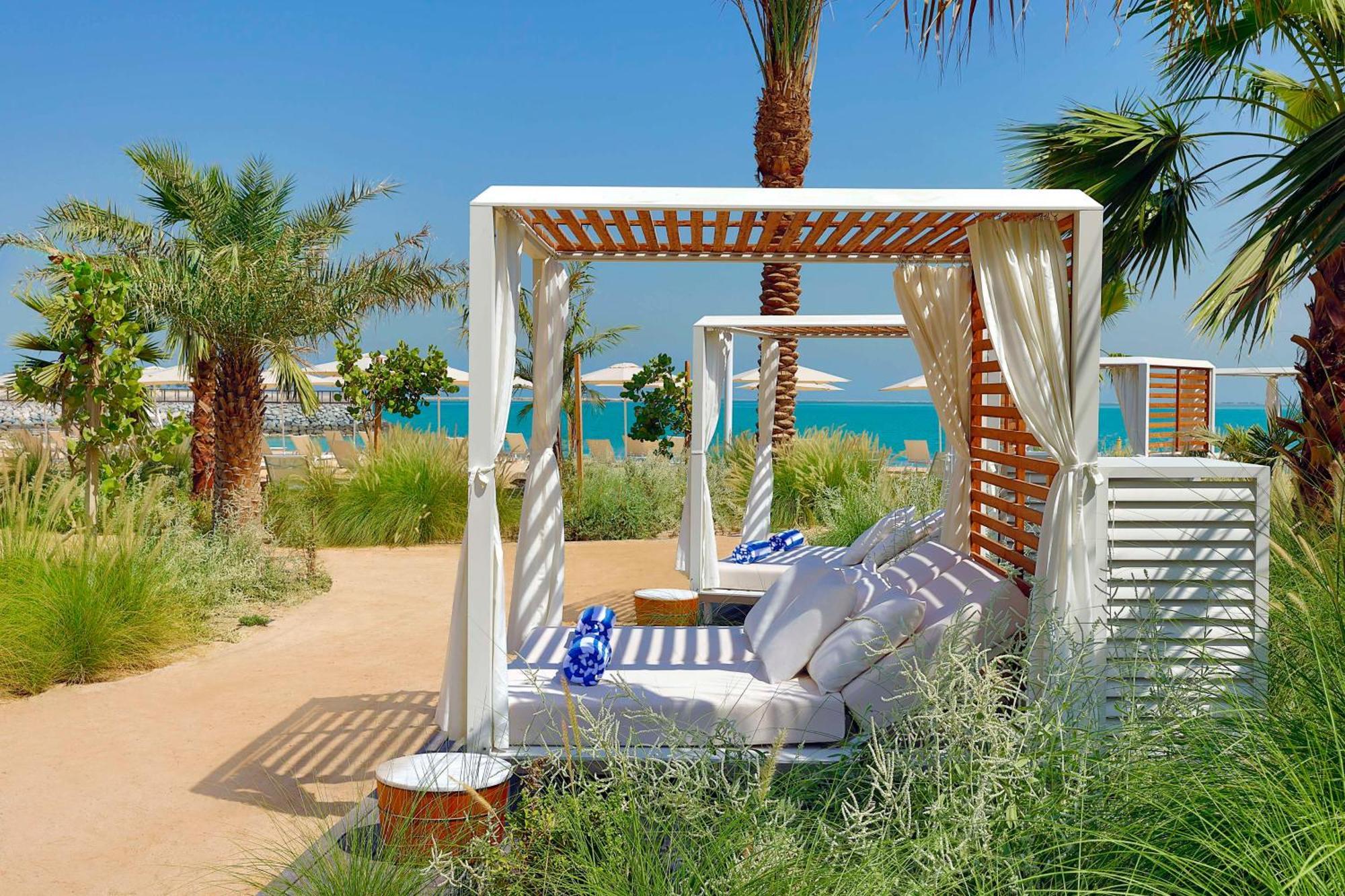 Waldorf Astoria Doha Lusail Bagian luar foto Cabana at Jumeirah Beach Hotel